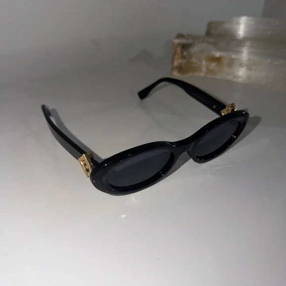 Fendi Black Sunglasses with Gold Details - Picture 3 of 7